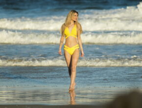 Bachelorette Schweiz 2024 Larissa Hodgson Bikini Badeanzug gelb